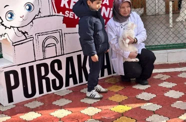 Pursaklar’da öğrencilerden kedi evine ziyaret 