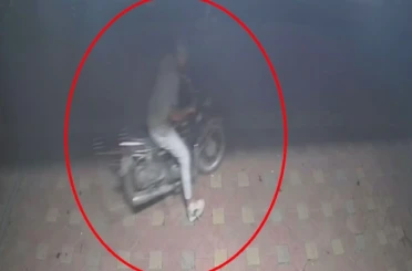 Rahatlığıyla pes dedirten hırsız, saniyeler içerisinde motosiklete kendi malı gibi binip gitti 