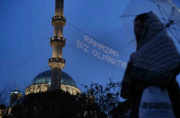 Ramazan ayının müjdecisi mahyalar yanmaya başladı 