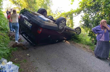 Rampada geri kayan otomobil takla attı: 4 yaralı 
