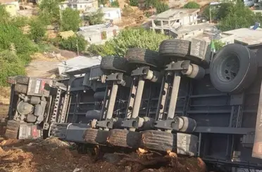 Rampada kontrolden çıkan tır devrildi: 1 yaralı
