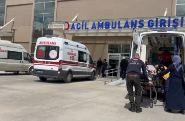 Refahiye’de trafik kazasında yaralanan 6 kişi Erzincan’daki hastaneye getirildi 