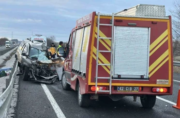Refüje çarpan hafif ticari araç ile tır çarpıştı: 1 ölü 