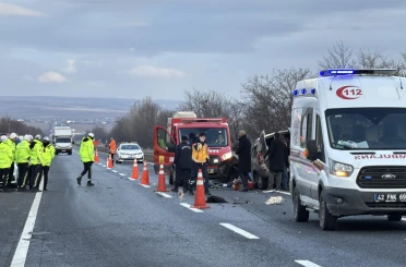 Refüje çarpan hafif ticari araç ile tır çarpıştı: 1 ölü