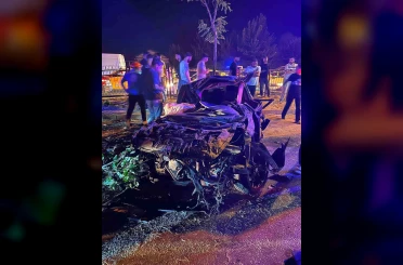 Refüje çarpan otomobil hurdaya döndü: 2 yaralı 