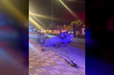 Refüje çarpan otomobil ters döndü: 2 yaralı 