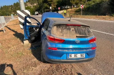 Refüje çarpan otomobildeki 2’si çocuk 4 kişi yaralandı 