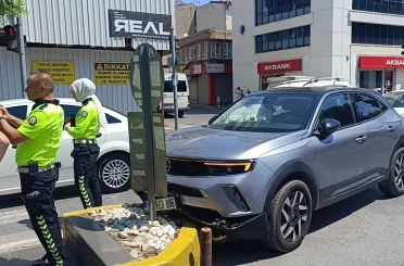 Refüje çarpan otomobilin sürücüsü yaralandı 