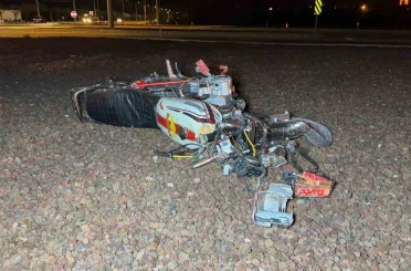 Refüje çarpıp parçalanan motosiklette 2 kişi yaralandı 