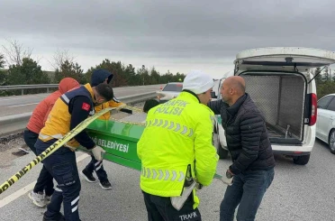 Refüje girip yan yatan araçta 1kişi öldü, 2 kişi yaralandı 