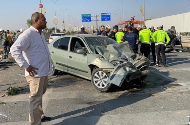 Refüjü aşan otomobil araçların arasına daldı: 3'ü ağır 5 yaralı