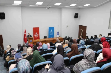 Rektör Prof. Dr. Altun, öğrencilerle kitap tahlili yaptı 