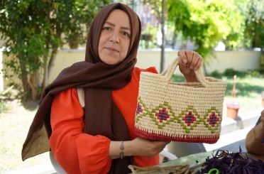 Rengarenk boyanan mısır yaprakları kadınların aksesuar eşyalarına dönüşüyor 