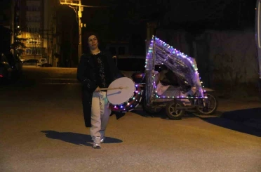Rengarenk davulunu çalarak torununa ‘ışık’ olmak istiyor 