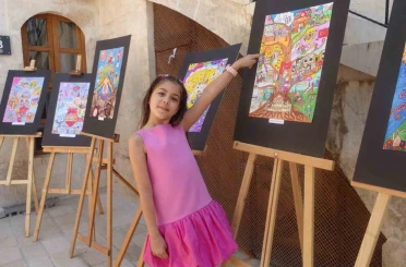Resim yapmaya 2 yaşında başlayan Asya, 6 yılda 62 madalya kazanarak kişisel resim sergisini açtı 