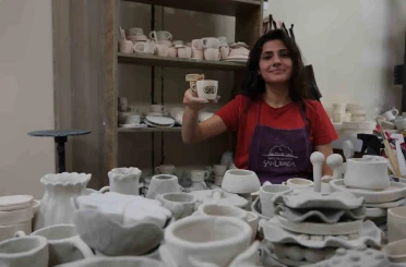 Ressamların eserleri Şanlıurfalı kadınların ellerinde seramiklere yansıtılıyor 