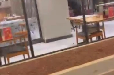 Restoran savaş alanına döndü, camlar ve çerçeveler indi 