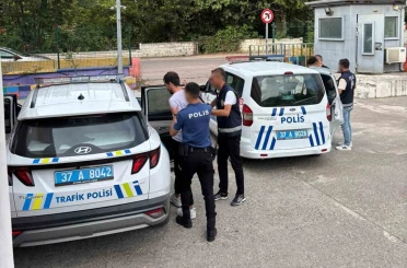 Restoranda yemek yiyen polis memurunu darp ettiler: 3 tutuklama 