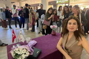 Rewşan, Mardian Mall’da plak imza gününde hayranlarıyla buluştu 