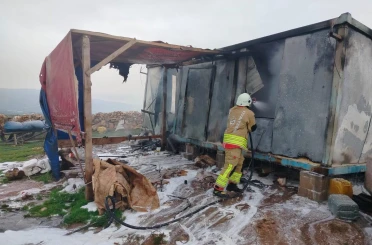 Reyhanlı’da alevlere telsim olan konteyner yandı 