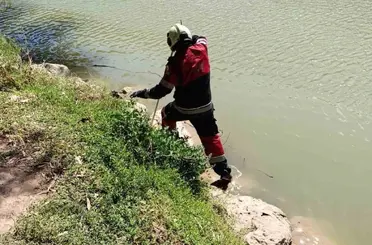 Reyhanlı’da göl kenarında görülen yılan yakalandı
