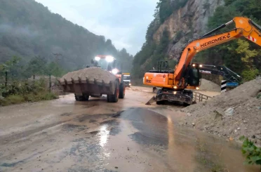 Rize-Erzurum karayolu İkizdere santral mevkiinde dere taşkını nedeniyle ulaşıma kapandı 