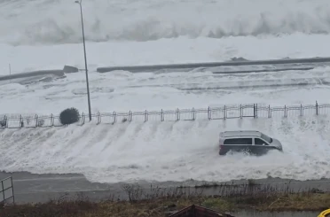 Rize’de dev dalgalar Karadeniz Sahil Yolu’na ulaştı 
