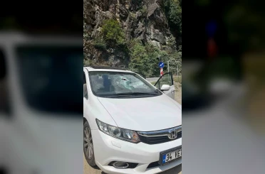 Rize’de otomobilin üzerine kaya düştü: 1 yaralı 