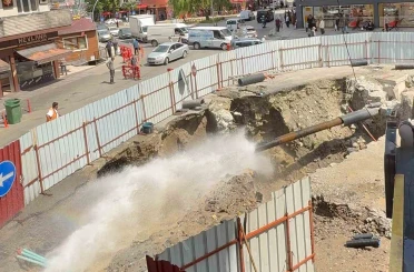 Rize’de tarihi köprünün restorasyon çalışması sırasında su borusu patladı 