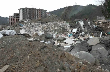Rize’de vahşi çöp depolama sahası vatandaşları canından bezdirdi 