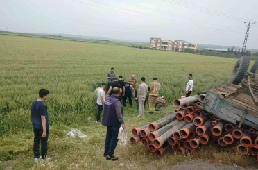 Römork devrildi, 4 kişi tarlaya uçtu 