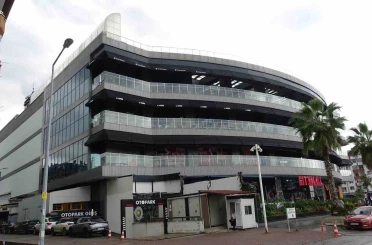 Ruhsatı iptal edilen AVM’de iş yerlerine kapanış tebligatı 