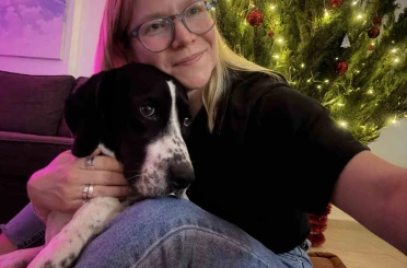 Rus kadın 4 ay önce kaybolan köpeğini 4 ilçede arıyor, binlerce afiş bastırıp her yere asıyor 