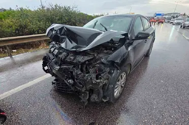 Rüzgar gülü gövdesi taşıyan tıra otomobil arkadan çarptı 4 yaralı
