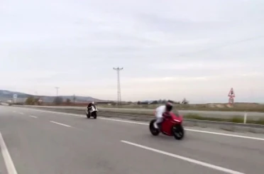 Saatte 200 kilometre hızı geçen motosikletlerin caddede yaptığı yarış korkuttu 