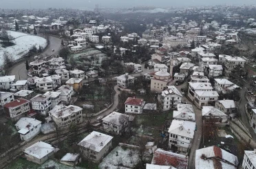 Safranbolu’da kar yağışı tarihi yapıların çatılarını beyaza bürüdü 