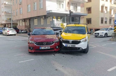 Sağa dönmek için sinyal verip önce sol şeride geçen otomobile yandan çarptı 