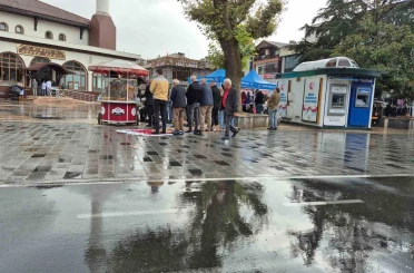 Sağanak altında cuma namazı 