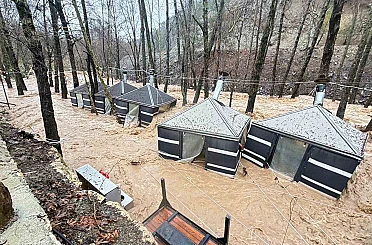 Sağanak Mersin’i vurdu: Dereler taştı, restoran sular altında kaldı 