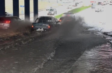 Sağanak yağış caddeleri göle çevirdi: Ne araçlar ne vatandaşlar geçebildi 