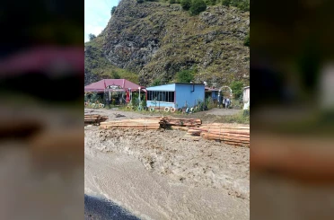 Sağanak yağış Şavşat’ta etkili oldu, cadde ve sokaklar suyla doldu 