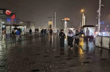 Sağanak yağışın etkili olduğu Taksim’de şimşekler geceyi aydınlattı 