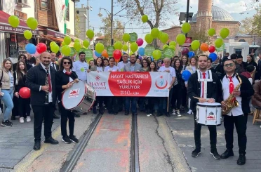 Sağlık çalışanları diyabete dikkat çekmek için yürüdü 