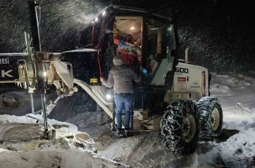 Sağlık ekipleri greyder eşliğinde 1 yaşındaki Mina’ya ulaştı 