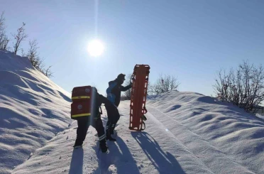Sağlık ekipleri jandarma eşliğinde 1,5 kilometrelik yolu yürüyerek hastaya ulaştı 