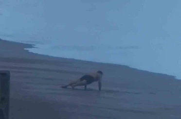 Sahilde şınav çekti, 2 metrelik dalgaları görünce koşarak kaçtı 