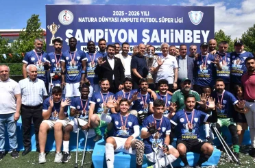 Şahinbey Ampute Futbol Takımı şampiyonluk kupasını kaldırdı 