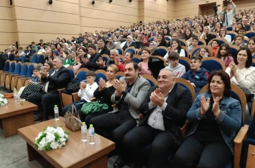 Sahnede öğrencileriyle şarkı söyleyen okul müdürü sosyal medyayı salladı 