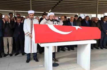 Şair ve yazar Yavuz Bülent Bakiler, vasiyeti üzerine Sivas’ta anne ve babasının yanına defnedildi 