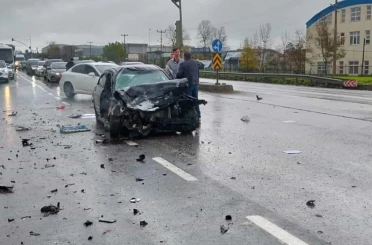 Sakarya’da 3 araçlı zincirleme kaza: 2 yaralı